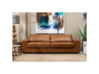 Estructura en madera de eucaliptus. Tapizado 100% en cuero genuino, Asiento con almohadones fijos rellenos de espuma D35 soft   D30 soft y manta de fibra siliconada. Alto: 82 CM Profundidad: 91 CM Ancho: 240 CM 