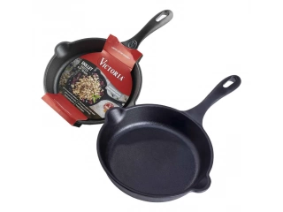 Descripcion: Color Negro Ancho 16.5cm- 0.51 lts. Alto 5cm Largo 28cm En hierro fundido precurado. Asa en hierro distribuye el calor uniformemente. Especial para la elaboración de huevos. Es muy útil para freír tocino cocinar carnes huevos y más. Cuando se