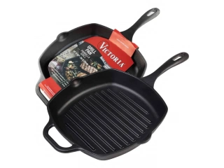 Descripcion: Sartén Cuadrado 26x26cm Largo total con asa y mango 44cm Asa en hierro distribuye el calor uniformemente. Sartén Cuadrado Hierro Fundido es recomendable a cualquier colección de utensilios de cocina para amas de casa o chef. Es muy útil para 
