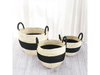 Dale un toque tribal y moderno a tu hogar con el Macetero canasto Tribal Bicolor, este macetero es perfecto para darle vida a tus plantas y decorar tus espacios con estilo. Dale un toque tribal y moderno a tu hogar con el Macetero canasto Tribal Bicolor, este macetero es perfecto para darle vida a tus plantas y decorar tus espacios con estilo.