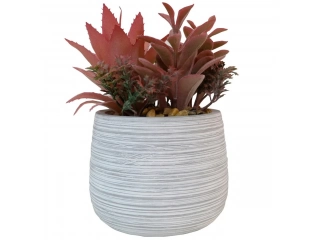 Dale un toque de elegancia natural a tu hogar con esta planta artificial roja en un florero de 21 cm. Su dise&ntilde;o sofisticado y color vibrante aportan un toque de estilo a cualquier espacio.