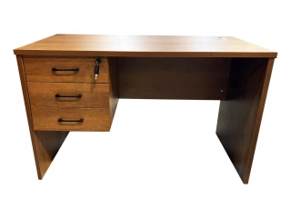 Escritorio de Madera con cajones con llave Medidas: Largo: 1,20 m Ancho: 0,60 m Cajones: 3 cajones con llave, ideales para mantener tus objetos personales seguros. Rieles de Alta Calidad: Garantizan un funcionamiento suave y duradero.