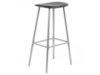 Dale un toque industrial a tu hogar con el Taburete b&aacute;sica negra de Just Home Collection. Su dise&ntilde;o simple y elegante lo hace perfecto para cualquier espacio, ya sea en la cocina, la barra o el comedor. Con su estructura de aluminio y asiento de ecocuero,