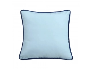 Dale un toque de estilo n&oacute;rdico a tu hogar con este almohad&oacute;n decorativo celeste de 45 x 45 cm. Perfecto para darle un toque de color y confort a cualquier espacio, este coj&iacute;n decorativo es ideal para crear ambientes acogedores y modernos.