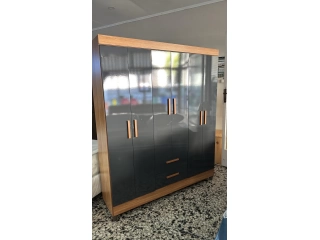 Medidas ALTURA: 180 CM - ANCHO: 148 CM - PROFUNDIDAD: 40 CM 3 colores disponibles negro -caoba claro. Blanco Crema / Caoba claro.