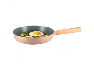 Dale un toque de color y funcionalidad a tu cocina con la Sart&eacute;n Bosque de cer&aacute;mica de 20 cm rosa! Con su mango de madera y recubrimiento interior de cer&aacute;mica, cocinar ser&aacute; un placer. &iexcl;Prepara tus platos favoritos con estilo y disfruta de la calidad que t