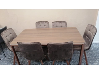 Mesa amplia rectangular 6 personas tapa marmol . Extructura 100% metal. Silla 100 % tapizada capitoneada Extructura en metal. Mesa amplia rectangular 6 personas tapa marmol . Extructura 100% metal. Silla 100 % tapizada capitoneada Extructura en metal.