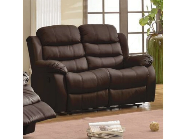 1 Sofa 2 cuerpos reclinner c/posabrazos 1.50 mts. largo. Estructura metalica . Color Marron. Tapizado PU Tacto cuero.-