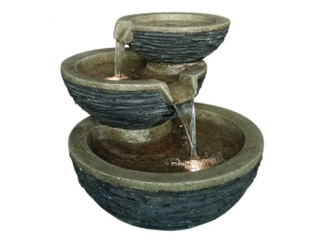 Descripcion: La fuente de agua exterior tiene un alto de 59 cm, un ancho de 51 cm y un largo de 48 cm. Su color gris le da un toque de elegancia y se adapta a cualquier estilo de decoración. Está fabricada con resina y piedra, lo que la hace resistente .