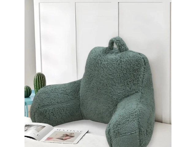 Este almohadón decorativo de interior está hecho con materiales de poliéster, tanto en su tapiz como en su relleno. Incluye una sola unidad y viene en un elegante color taupe. Su diseño lumbar y forma rectangular lo hacen ideal para usar como apoyo en sil