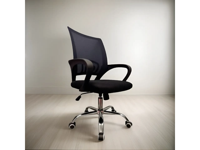 Material del tapizado: Malla. Cómodos apoyabrazos. Soporte lumbar fijo. Con ruedas. Giratoria. Material del relleno: espuma. Peso máximo soportado: 100kg. Medidas de la silla completa: 50 cm de ancho, 92 cm de alto y 48 cm de profundidad. Medidas del asie