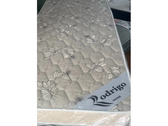 Sommier 1 plaza Material Espuma. Soporte 90 kg . Garantia 1 a&ntilde;o Base color gris o negra.